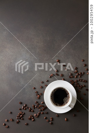 カップに注いだコーヒー カップに注いだコーヒー 100295459