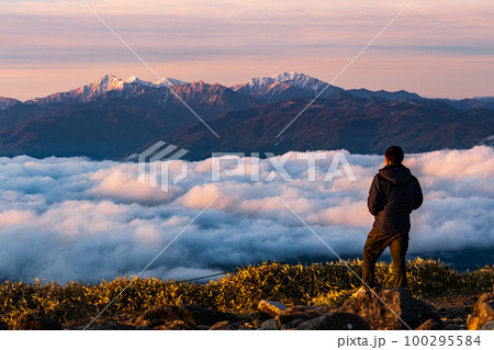 車山の夜明け(山頂から南アルプスを望む) 車山の夜明け(山頂から南アルプスを望む) 100295584