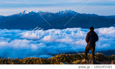 車山の夜明け(山頂から南アルプスを望む) 車山の夜明け(山頂から南アルプスを望む) 100295585