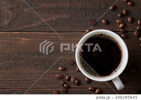 カップに注いだコーヒー 100295645