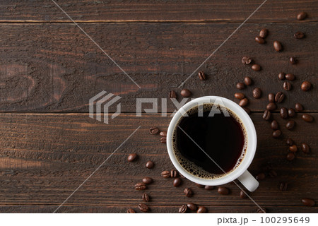 カップに注いだコーヒー 100295649
