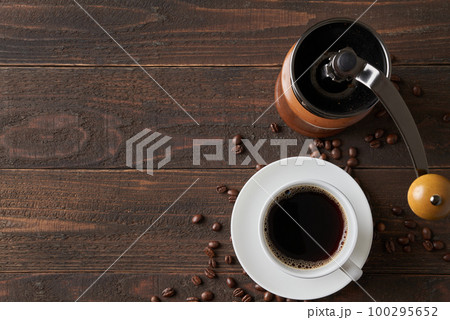 カップに注いだコーヒー 100295652
