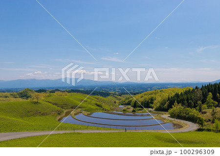 扇棚田の水田と青空(熊本県産山村) 扇棚田の水田と青空(熊本県産山村) 100296309
