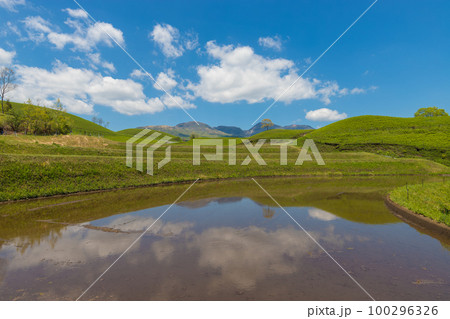 扇棚田の水田と青空(熊本県産山村) 扇棚田の水田と青空(熊本県産山村) 100296326