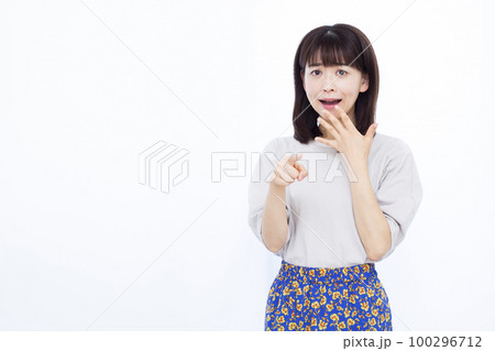 ビックリ驚いている30代の女性 ビックリ驚いている30代の女性 100296712