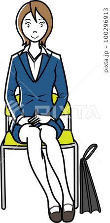 椅子に座るスーツの女性 椅子に座るスーツの女性 100296913