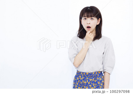 びっくり驚いている30代の女性 100297098