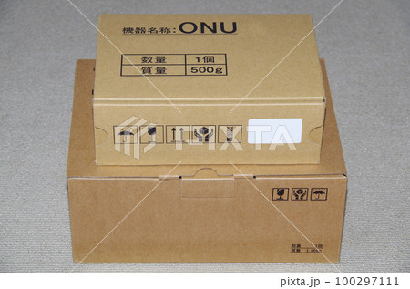 梱包された光回線の機器が自宅に届いたイメージ 100297111