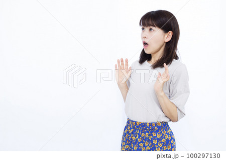 びっくり驚いている30代の女性 びっくり驚いている30代の女性 100297130