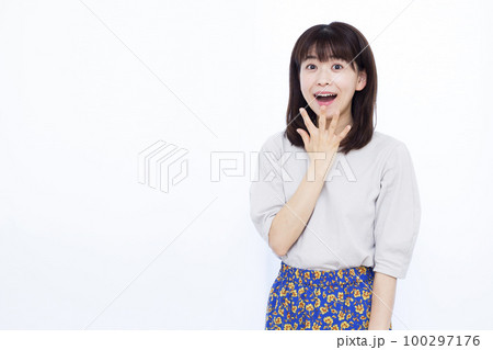 笑顔でびっくりしている30代の女性 100297176