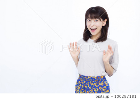 笑顔でびっくりしている30代の女性 笑顔でびっくりしている30代の女性 100297181