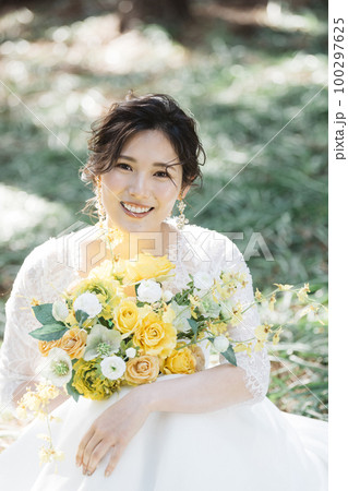 ブライダル・ウェディングイメージ・ブーケを持つ花嫁 ブライダル・ウェディングイメージ・ブーケを持つ花嫁 100297625
