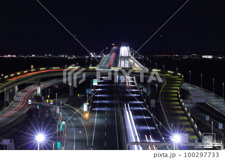 東京湾アクアラインの海ほたるパーキングエリアからの夜景 100297733