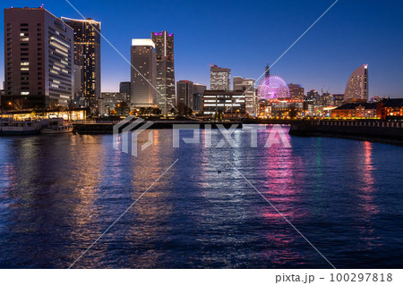 《神奈川県》横浜港町の夜景・象の鼻パーク 《神奈川県》横浜港町の夜景・象の鼻パーク 100297818