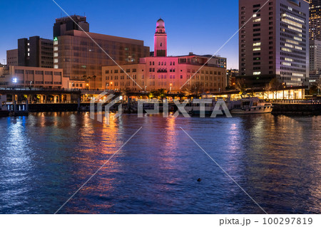 《神奈川県》横浜港町の夜景・象の鼻パーク 100297819