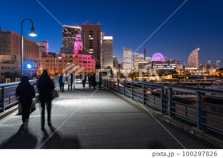《神奈川県》横浜港町の夜景・象の鼻パーク 100297826