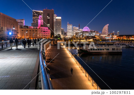 《神奈川県》横浜港町の夜景・象の鼻パーク 《神奈川県》横浜港町の夜景・象の鼻パーク 100297831
