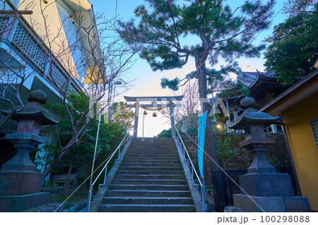神奈川県鎌倉市腰越の小動神社(こゆるぎじんじゃ)の石段上の鳥居 神奈川県鎌倉市腰越の小動神社(こゆるぎじんじゃ)の石段上の鳥居 100298088