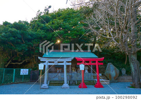 神奈川県鎌倉市腰越の小動神社(こゆるぎじんじゃ)の金刀比羅宮と稲荷社 100298092