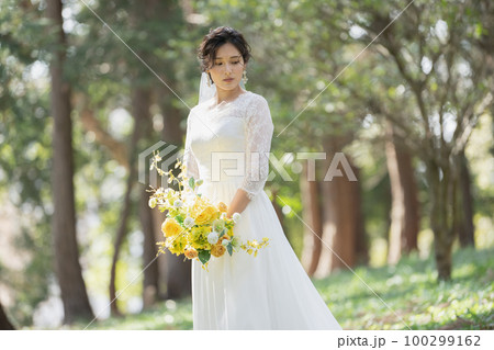 ブライダル・ウェディングイメージ・ブーケを持つ花嫁 ブライダル・ウェディングイメージ・ブーケを持つ花嫁 100299162