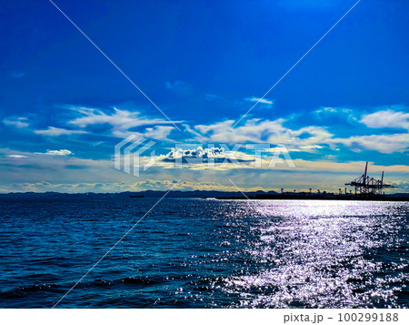 船の上から見た南本牧ふ頭と青空 100299188