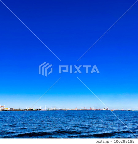 本牧ふ頭沖から見た鶴見つばさ橋とシンボルタワー 100299189