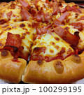 チーズやソースのトッピングが美しく、食欲をそそるピザ 100299195