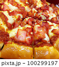 チーズやソースのトッピングが美しく、食欲をそそるピザ。 100299197