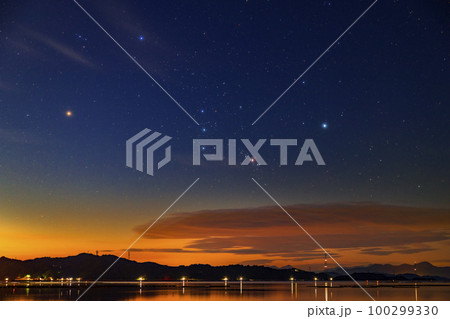 瀬戸内の夏の星景　朝焼け空に昇るオリオン座 100299330