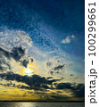 東京湾の雲の隙間から覗く夕方の太陽 100299661