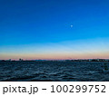 東京湾船橋沖から見る月と富士山 100299752