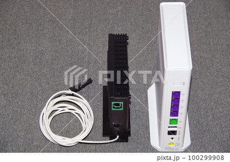 電話会社から自宅に届いて設置する光回線機器の本体 電話会社から自宅に届いて設置する光回線機器の本体 100299908