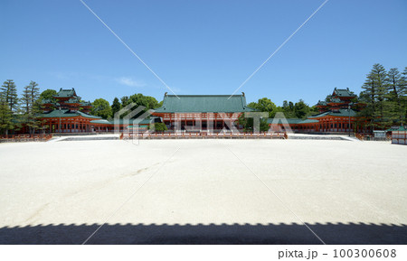 平安神宮 応天門から大極殿を望む 京都市左京区 平安神宮 応天門から大極殿を望む 京都市左京区 100300608