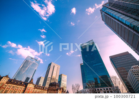日本の東京都市景観 本日開業の東京ミッドタウン八重洲や東京駅赤レンガ駅舎などを望む＝3月10日 100300721