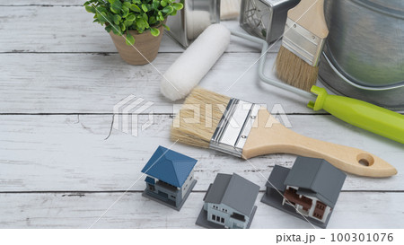DIY・リフォーム・塗装業者 イメージ  模型の家と白い木目背景 DIY・リフォーム・塗装業者 イメージ  模型の家と白い木目背景 100301076