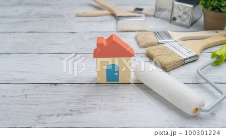 DIY・リフォーム・塗装業者 イメージ|積み木の家と塗装道具 DIY・リフォーム・塗装業者 イメージ|積み木の家と塗装道具 100301224