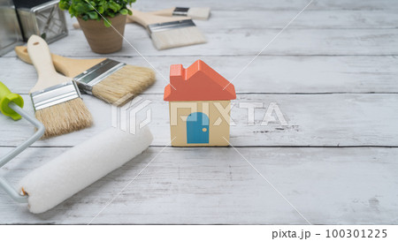 DIY・リフォーム・塗装業者 イメージ|積み木の家と塗装道具 DIY・リフォーム・塗装業者 イメージ|積み木の家と塗装道具 100301225