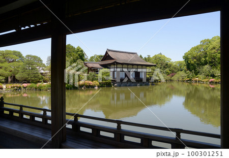平安神宮　橋殿から尚美館を望む　京都市左京区 100301251