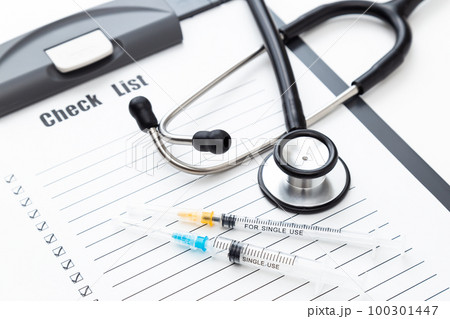 聴診器とチェックシート　白バック 100301447