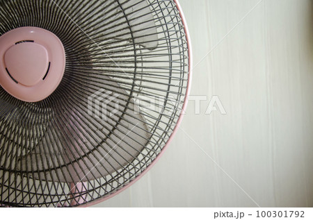 Dust stains on the fan grille Dust stains on the fan grille 100301792