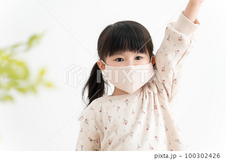 マスクをつけて挙手をする子供 100302426