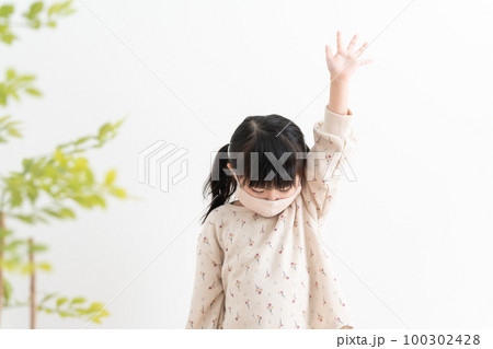 マスクをつけて挙手をする子供 100302428