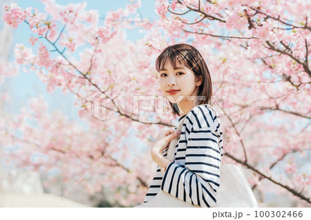 桜と大学生 100302466