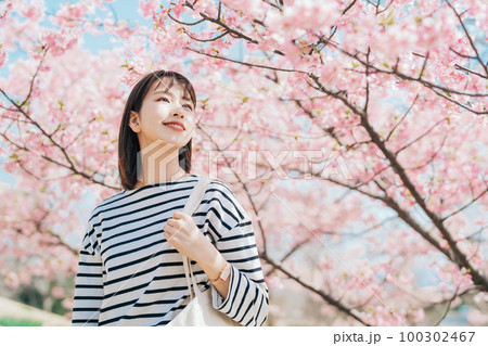 桜と大学生 100302467