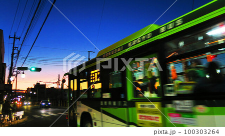日本の市街地の夕暮れの風景 100303264