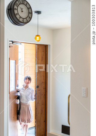 新生活　引っ越し　引き渡し　玄関 100303813