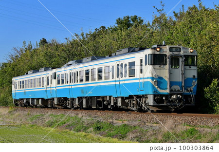 JR四国色 キハ47＋キハ40の写真素材 [100303864] - PIXTA