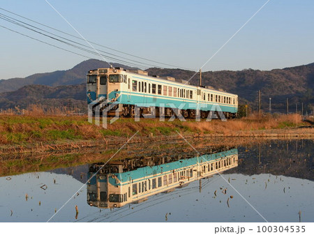 水面鏡になっているJR四国キハ47+キハ40 水面鏡になっているJR四国キハ47+キハ40 100304535