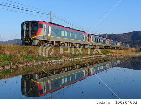 5両編成で走るJR四国2700系 5両編成で走るJR四国2700系 100304692