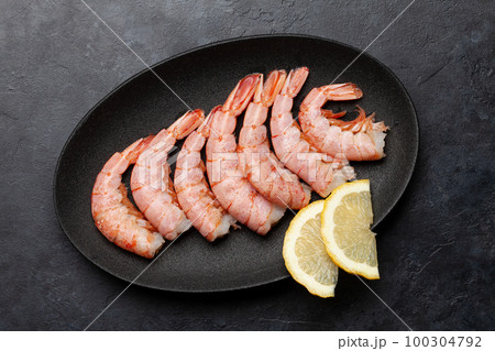 Shrimps on plate with lemon 100304792